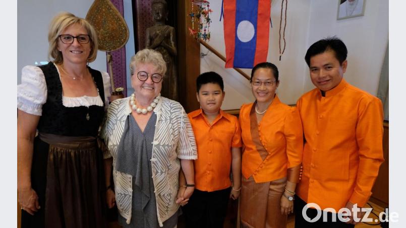 Es war ein freudiges Wiedersehen. Leiterin Marlene Noetzel begrüßte Gerlinde Engel mit einem Wort von Martin Luther: "An Frieden denken heißt an Kinder denken" und hieß auch die Familie Hanthavong herzlich willkommen. Von links: Marlene Noetzel, Gerlinde Engel, Tony, Linda und Bonti Hanthavong. Bild: le