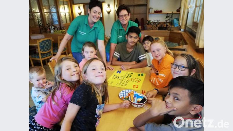 Das "Mensch ärgere dich nicht"-Turnier des Heimat- und Trachtenvereins ist wieder eine spannende Angelegenheit. Siegerin wuird wie im Vorjahr Hannah Riß (Vierte von links) vor Denzel Nino (Mitte) und Anna Raith (Dritte von rechts). Jugendleiterin Steffi Riß (stehend links) und Sieglinde Meier (stehend rechts) passen auf, dass beim Spiel alles mit rechten Dingen zugeht. Bild: u
