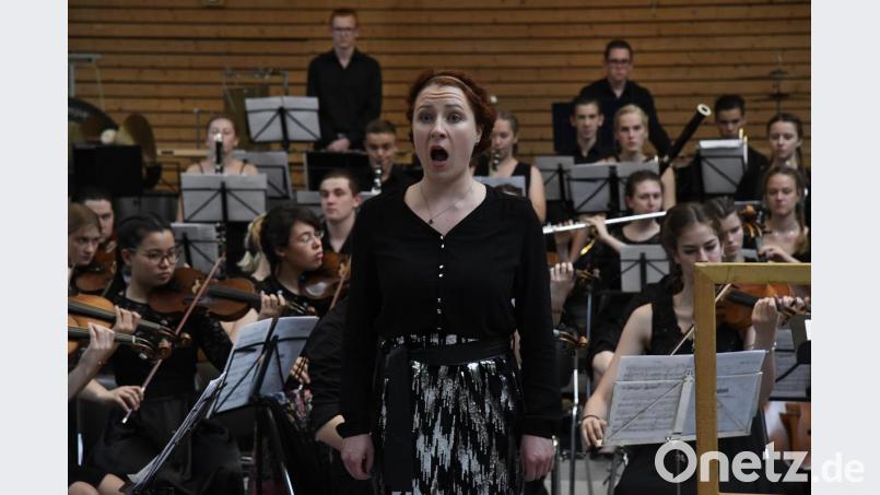 Mezzosopranistin Natalya Boeva, singt die Solopartie in Gustav Mahlers „Lieder eines fahrenden Gesellen“. Bild: Petra Hartl