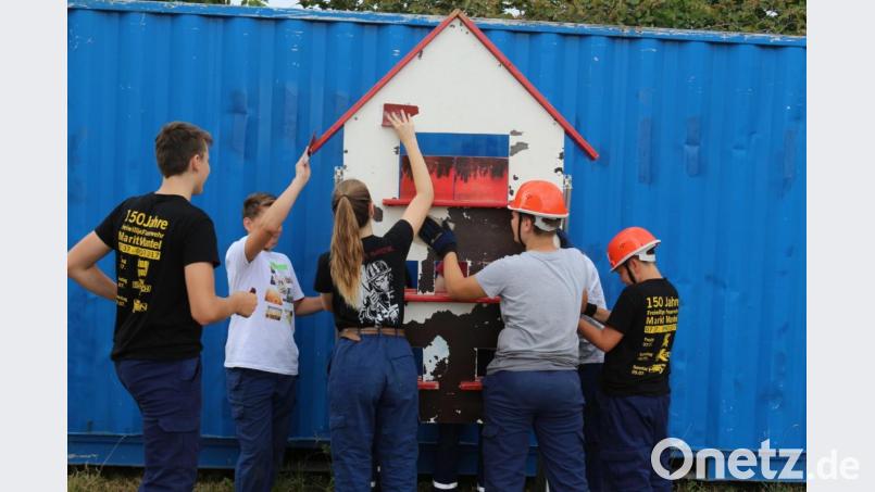 Wenn die Jugendlichen beim Berufsfeuerwehrtag nicht auf einem Einsatz waren, renovierten sie das Spritzenhaus, das für Kinderbelustigung verwendet wird. Bild: sei