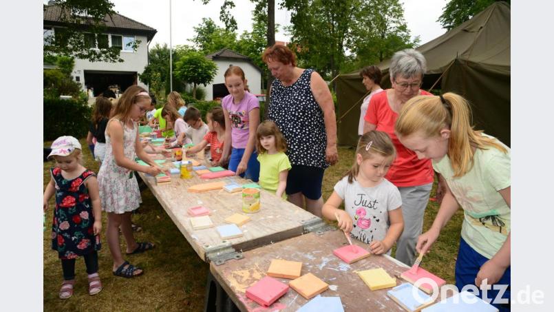 OWV-Vorsitzende Christine Hundhammer (im dunklen Shirt) freut sich über die große Resonanz auf das Kinderferienprogramm "Futterhäuschen bauen" gegenüber vom Wohnhaus Willi Bleich, der dort die für den Bau notwendigen Einzelteile vorgefertigt hatte. Bild: bey