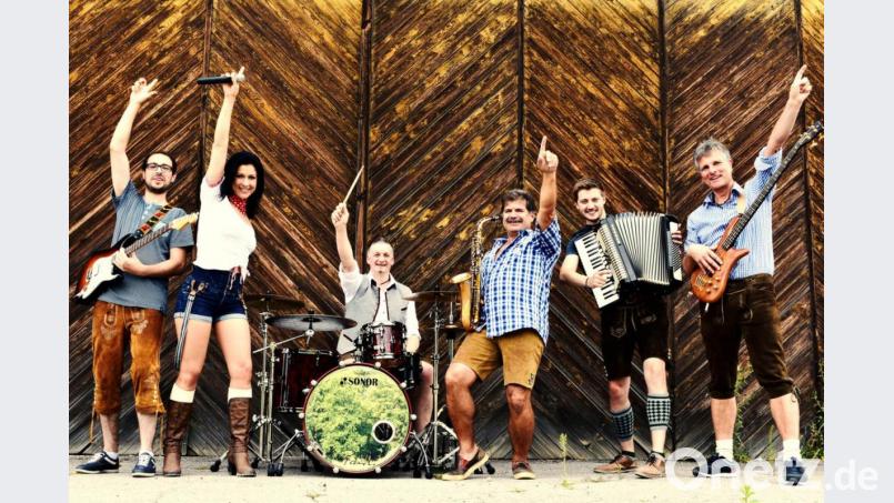 Die Musiker von &quot;Popsixxx&quot; sind erneut zu Gast auf dem Sportgelände in Kleinwinklarn. Beim Open-Air am 14. August möchten sie gute Stimmung unterm Publikum verbreiten. Bild: exb/Hans-Jürgen Gruber