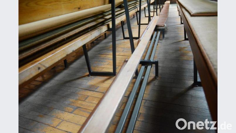 Die Heizstangen verlaufen unter den Kniebänken. Sie erwärem die ganze Kirche. Bild: Gabi Schönberger