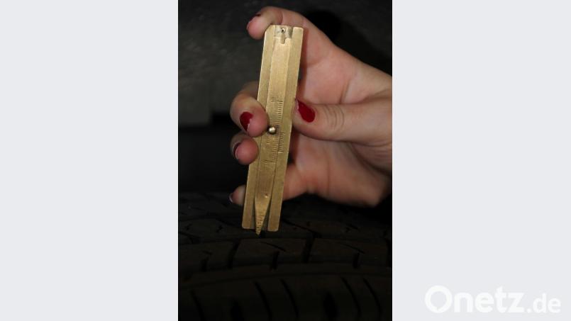 Wichtig ist das Prüfen der Reifenprofile. Diese Fahrerin macht es vorbildlich. Bild: kro