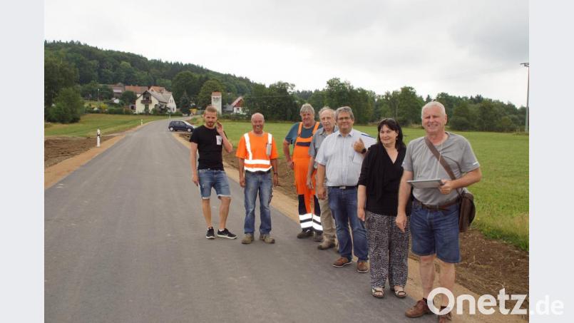 Die offizielle Bauabnahme der Straße von Weberhäuser nach Friedrichshäng ist erfolgt. Den Bauverlauf Revue passieren ließen (von links) Matthias Vogl, Norbert Betz (beide Firma Seebauer), Bauhofleiter Josef Haberl, Dritter Bürgermeister Josef Höcherl, VG-Geschäftsleiter Matthias Jeitner, Bürgermeisterin Birgit Höcherl und Ingenieur Ernst Pledl. Bild: mmj