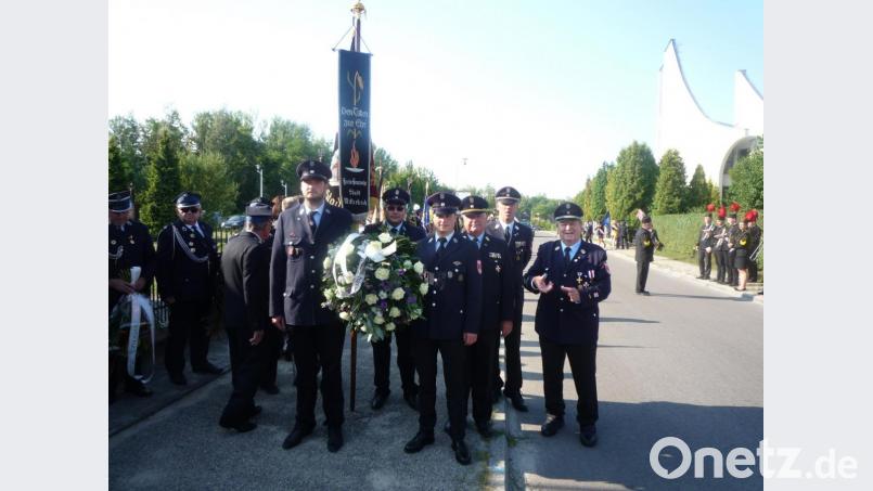 An der Beerdigung des ehemaligen Bürgermeisters und Kreisbrandrates Wladyslaw Trzcinski nahm eine Abordnung der Feuerwehr Mitterteich mit Vereinsfahne teil. Bild: Franz Bauernfeind/exb