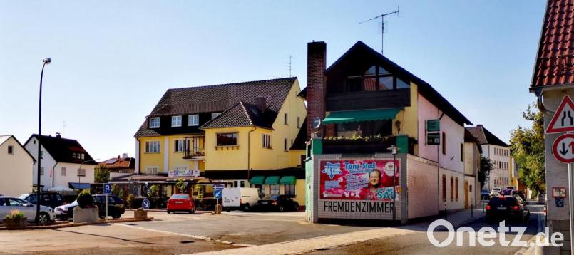 Das Bauer-Gebäude war einst ein renommierter Brauerei-Gasthof im Zentrum Schwarzenfelds. Die neuen Besitzer zeigen sich besonders an den 15 Gästezimmern interessiert, die man für Handwerker, Monteure und Geschäftsreisende herrichten will. Bild: Thomas Dobler