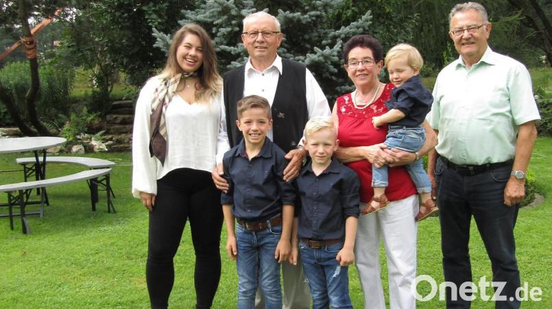 Die vier Enkel dürfen bei der Feier der goldenen Hochzeit nicht fehlen: Georg und Irene Speckner mit (von links) Sandra, Moritz, Emil und Oskar. Rechts im Bild Zweiter Bürgermeister Herbert Lehner. Bild: sck