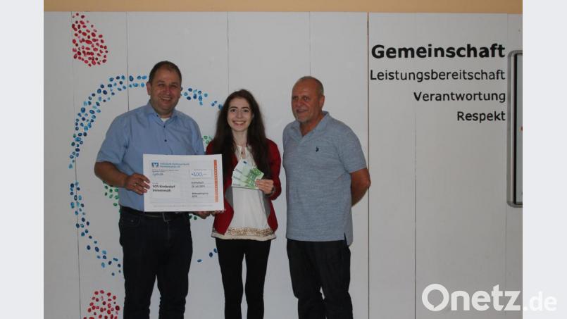 Über eine 300-Euro-Spende der Abiturienten des Gymnasiums Eschenbach, vertreten durch Gabriela Molz (Mitte), freut sich Holger Hassel (links), der Leiter des SOS-Kinderdorfes &quot;Oberpfalz&quot;, im Beisein von Schulleiter Peter Schobert. Bild: gpa