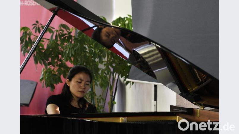 Bei zwei Sätzen aus der Suite Bergamasque von Debussy stellt Yuhe Wang am Klavier ihre technische Fertigkeiten ganz in den Dienst der musikalischen Interpretation. Bild: Petra Hartl