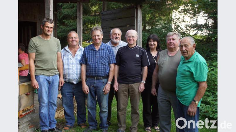 Vorsitzender Stefan Weinfurtner (links) und Bürgermeisterin Birgit Höcherl hießen zum Jubiläumstreffen Gründungs- und Vorstandsmitglieder des Imkervereins willkommen. Darunter auch die ehemaligen Vorsitzenden Karl Winter (rechts) und Richard Forster (Vierter von rechts). Bild: mmj