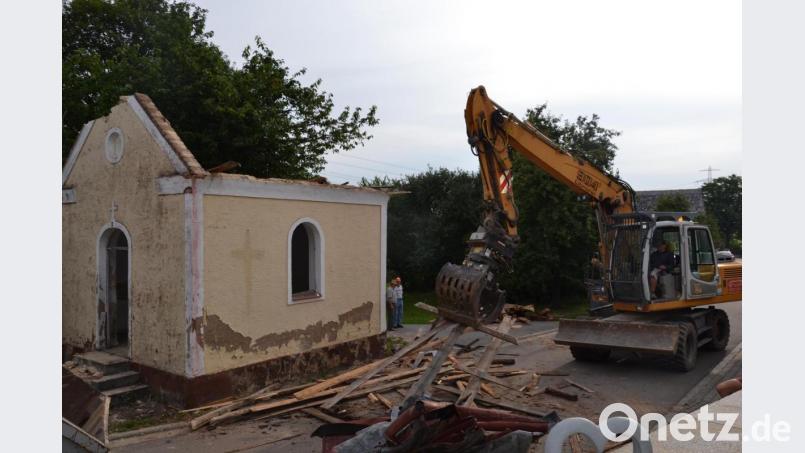 Die im Jahre 1949 erbaute Dorfkapelle Gebhardsreuth zeigte erhebliche Baumängel und wurde durch eine neue Kapelle ersetzt. Die Moosbacher Baufirma Hierold führte den Abriss der alten Gebhardsreuther Kapelle durch. Bild: gi