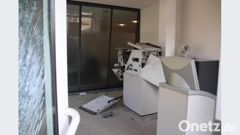 Ein Blick in das SB-Center der Commerzbank enthüllte den Schaden am Geldautomaten. Die Sprengung erfolgte am frühen Morgen des 15. April dieses Jahres. Die drei Täter flüchteten damals ohne Beute. Archivbild: Thomas Dobler