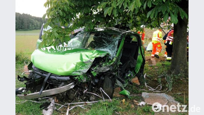 Nur noch Schrottwert hatte der grüne Corsa, mit dem der 24-Jährige die Mauer rammte. Bild: gfr