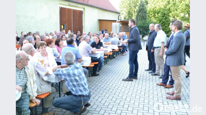 CSU- Fraktionsvorsitzender Markus Bäumler und seine Partei- Kollegen Hans Blum, Alois Lukas, Stephan Gollwitzer sowie OB- Kandidat Benjamin Zeitler begrüßen über 160 Gäste beim Sommerfest. Bild: hcz