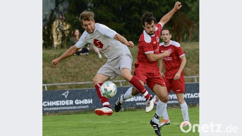 Eine unnötige 1:2-Heimniederlage musste der TV Nabburg gegen den FC Neunburg v. W. vorige Woche einstecken. Das Bild zeigt eine Szene mit dem Nabburger Philipp Schlosser (Mitte) gegen FC-Spieler Michal Mastny (links). Die Neunburger, die mit zwei Siegen in die Saison gestartet sind, wollen am Sonntag zuhause gegen Ettmannsdorf II nachlegen. Nabburg muss zur SG Silbersee. Bild: ham