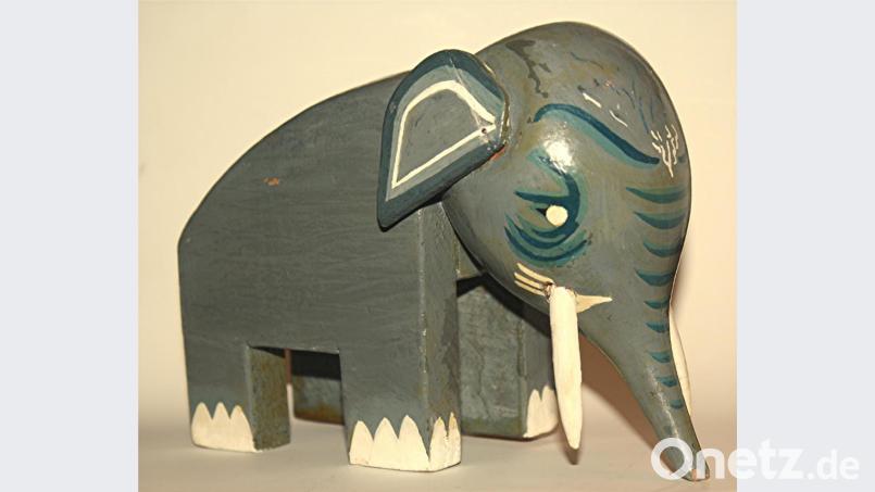 Aus den Nachkriegsjahren stammt der Elefant aus Holz von Benno Zuber (Privatbesitz). Bild: exb/Hans Werner Kress