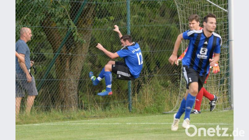 Andreas Hammerl am Zaun macht es vor: Der SV Raigering klettert wieder nach oben, gegen den TSV Stulln soll der nächste Sieg her. Bild: ref