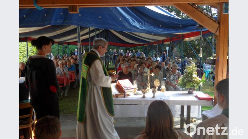 Pfarrer Markus Ertl zelebrierte den Feldgottesdienst. Bild: she