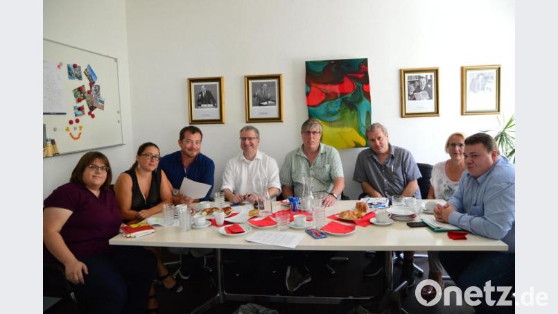 Uli Grötsch (Dritter von links) empfängt die Verdi-Delegation mit (von links) Eva Bößl, Manuela Dietz, Alexander Gröbner, Peter Rass, Hubert Forster, Petra Suttner und Immanuel Sammer. Bild: Büro Uli Grötsch