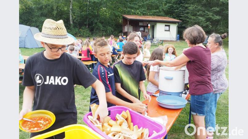 Die Ministranten lassen sich nicht lange bitten, wenn es ums Essenholen geht. Erst wenn alle an der Reihe waren, gibt es Nachschlag vom &quot;Safari-Topf&quot;. Bild: bl
