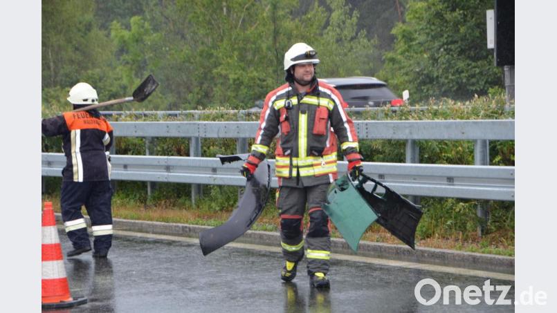 Ein Feuerwehrmann sammelt herumliegende Autoteile auf der A 6 ein. Bild: dob