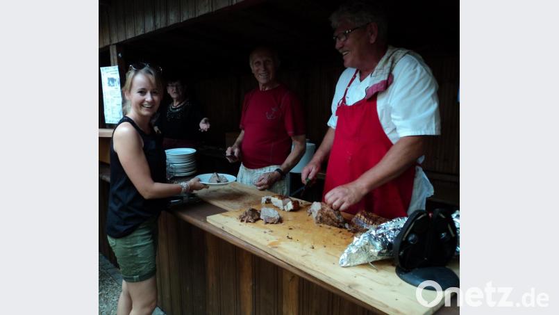 Sepp Hanauer schneidet den Rollbraten Portionsweise Bild: ksi