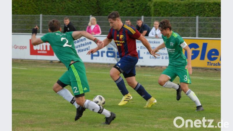 Benedikt Sichert (rechts) und Julian Weig (links) hatten am vergangenen Spieltag beim 1:0-Sieg große Mühe mit Aufsteiger ASV Haidenaab (im Bild Pascal Steeger). Bild: gb