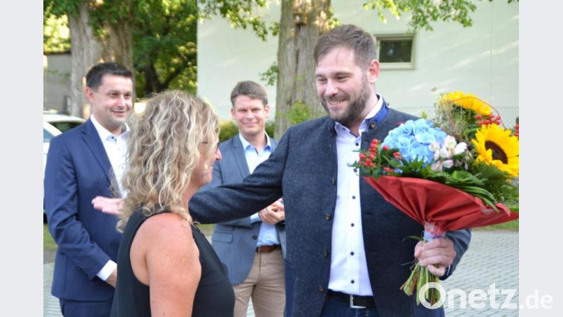 Fraktionssekretärin Monika Kick erhält vom Geburtstagskind Markus Bäumler (41) einen Blumenstrauß für ihre vorbildliche Vorbereitung des Sommerfests. Bild: hcz