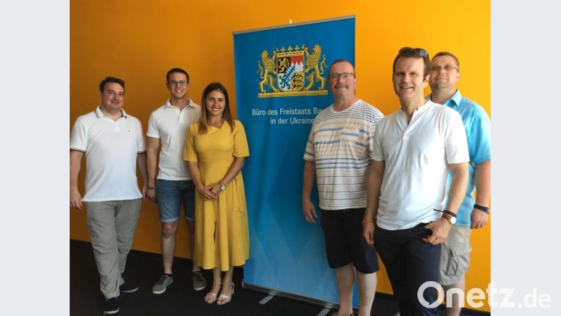 Auf Besuch in Kiew: Klaus Schmidt (von links) Stefan Schmid, Viktoriia Kalinichenko, Leiterin des Büros des Freistaats Bayern in der Ukraine, ASP-Bezirksvorsitzender Andreas Otterbein, Bernhard Kopp und 
Markus Donnhauser. Bild: CSU
