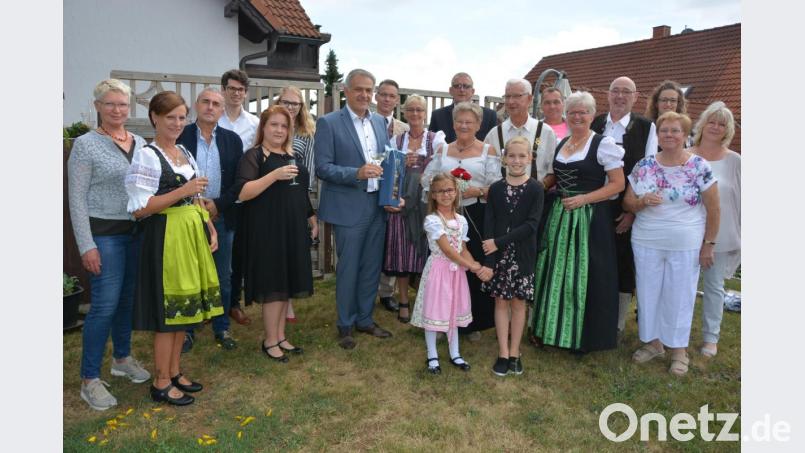 Goldene Hochzeit feierten am Donnerstag Brigitte und Manfred Märten (Mitte), hier eingerahmt mit ihren Kindern, Enkeln und Urenkeln. Die gebürtigen Berliner leben seit 1998 in Pleußen und sind längst „echte Bayern“ geworden, wie auch am Outfit zu erkennen ist. Die Glückwünsche der Stadt überbrachte Bürgermeister Roland Grillmeier (7. von links). Bild: jr