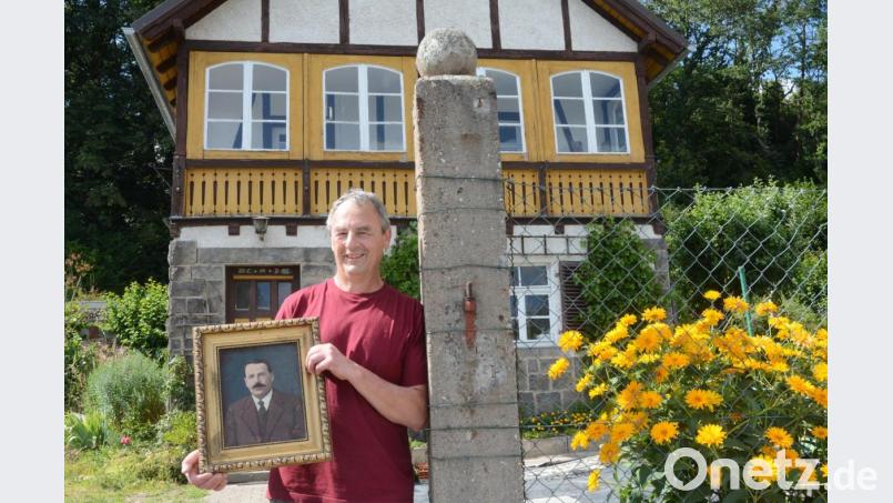 Joe Arnold besitzt eine Portrait, das Benno Zuber zeigt. Der Maler aus Franken soll viel Zeit in dem Gartenhaus verbracht haben, das heute Arnold gehört. Bild: Gabi Schönberger