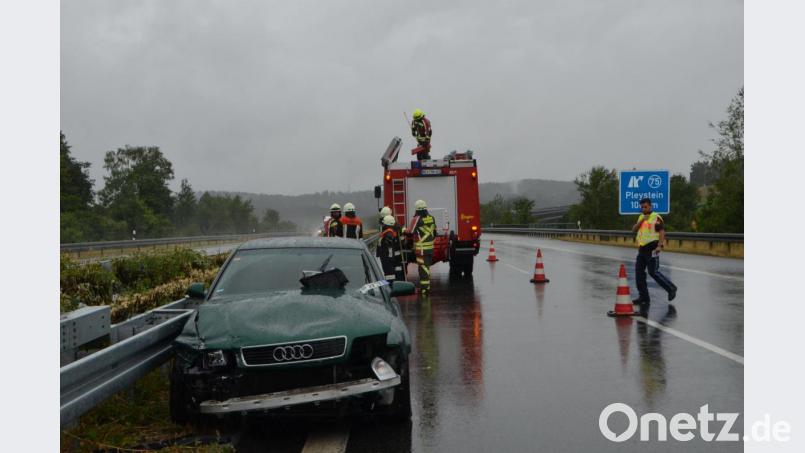 Der Audi A 4 schleudert mehrmals in die Mittelleitplanke und bleibt total beschädigt liegen. Bild: dob