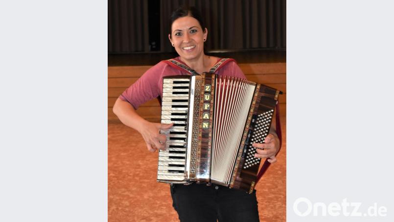 Anita Fraunholz aus Haselbrunn sorgt für fröhliche Musik. Bild: rgr