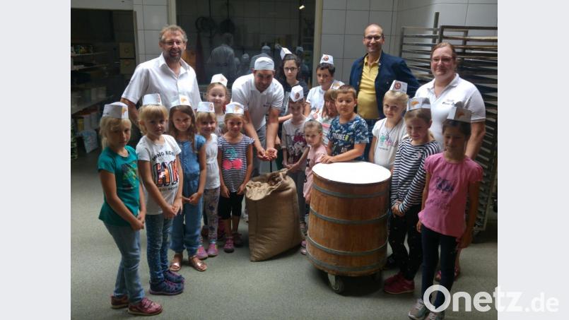 Für was Bäckermeister Stefan Krauß (Mitte) wohl einen Sack voll Haselnüsse braucht? Jedenfalls nicht für Semmeln. Welche Zutaten da hinein kommen, erklärte der den Kindern bei ihrem Besuch in der Backstube. Bild: kaz