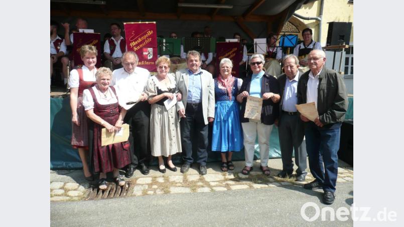 Bürgermeisterin Sonja Meier und die Landsmannschaft-Vertreter Betty und Ludwig Wellnhofer sowie Helga Gattinger (von links) ehrten (von rechts) Alois Deml, Ludwig Vogl, Erna Anwander, Frieda Held und Johann Pregler für langjährige Mitgliedschaft. Bild: amö
