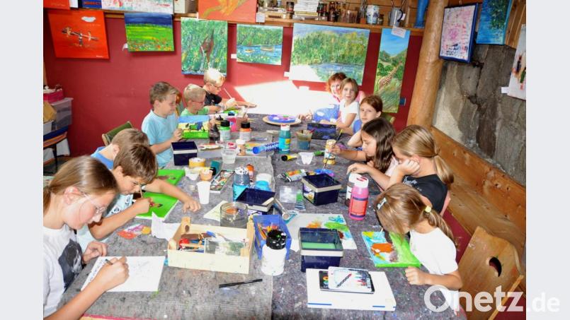 Zur Ruth Hopchreither gehen die Kinder gerne. Jedes von ihnen ist immer stolz auf sein Kunstwerk. Bild: es