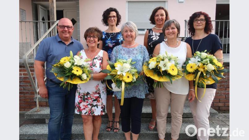 BLSV-Kreisvorsitzender Roger Anders (links) ehrte Angelika Ziegler, Ingrid Geis, Ingrid Fischer und Gudrun Klein (von links) mit der Verdienstnadel des Bayerischen Landessportverbandes. Dazu gratulierten die Spartenleiterinnen Ute Kotzbauer und Angela Bäuml (hinten von links). Bild: Hirsch
