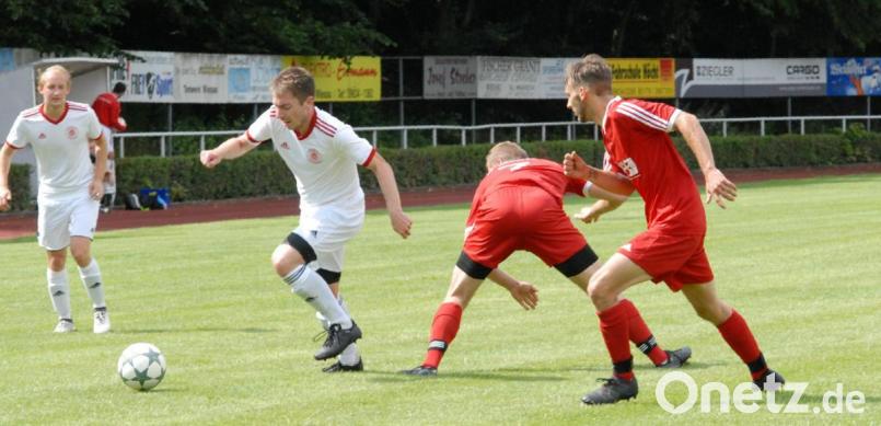 Der Wiesauer Lars Saller (Zweiter von links) setzt sich hier gegen die beiden Kondrauer Christian Ott (rechts) und Tobias Weig durch, doch am Ende zog die SpVgg gegen die Sportfreunde mit 1:4 den Kürzeren. Am fünften Spieltag der Kreisliga Süd empfängt Kondrau den ASV Wunsiedel, die Wiesauer treten beim FC Lorenzreuth an. Bild: gb