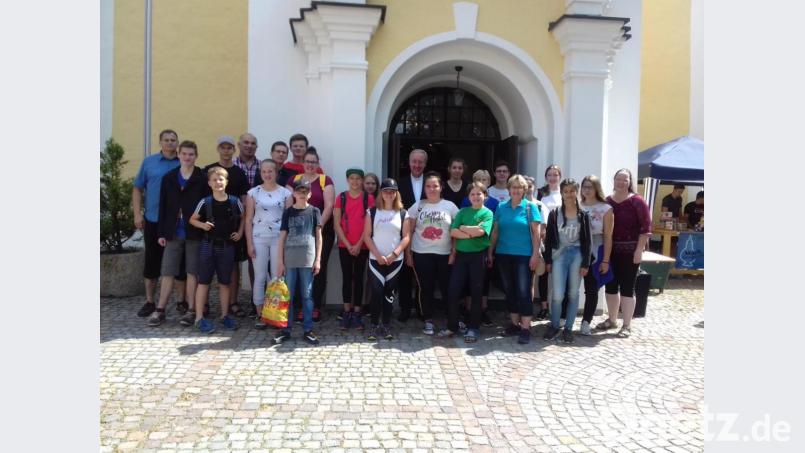 Nach bewältigter Anreise auf der Naab stellten sich die Ministranten und ihre Begleitpersonen vor der Miesbergkirche zu einem Erinnerungsfoto mit Generalvikar Michael Fuchs (hinten, Mitte) auf. Bild: rkp