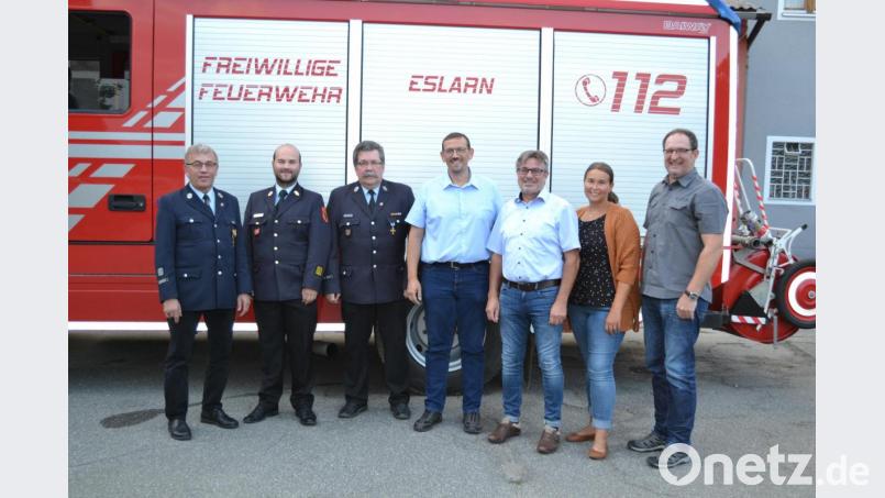 Georg Rauch (Mitte) ist neuer stellvertretender Kommandant. Ihm gratulieren (von links) Kommandant Josef Kleber, Kreisbrandrat Marco Saller, Kreisbrandmeister Thomas Kleber, Bürgermeister Reiner Gäbl sowie die Markträte Laura Roth und Siegfried Wild. Bild: buc