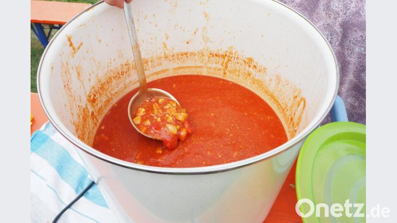 Das erste Gefäß ist schon fest leer. Was aussieht wie Gulaschsuppe, ist ein Safari-Eintopf mit &quot;Termiten-Eiern&quot;. Bild: bl