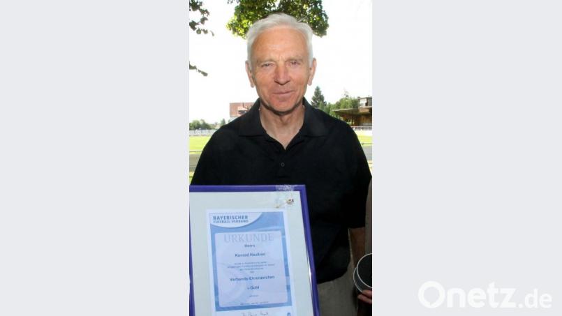 Der Bayerische Fußballverband verlieh Konrad Haußner das Verbandsehrenabzeichen in Gold. Bild: Hirsch