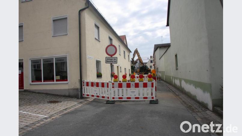 Der Ortskern von Falkenberg ist derzeit Baustelle. Die Sanierung der Tirschenreuther Straße ist in vollem Gange. Bild: wro