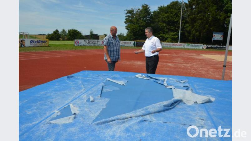 Unbekannte haben im Sportzentrum die Schutzplane der Hochsprungmatte zerschnitten. Der Schaden wird auf mindestens 500 Euro beziffert. Bürgermeister Andreas Wutzlhofer (rechts) sieht sich den Schaden mit Außendienstleiter Karl Frey an. Bild: dob