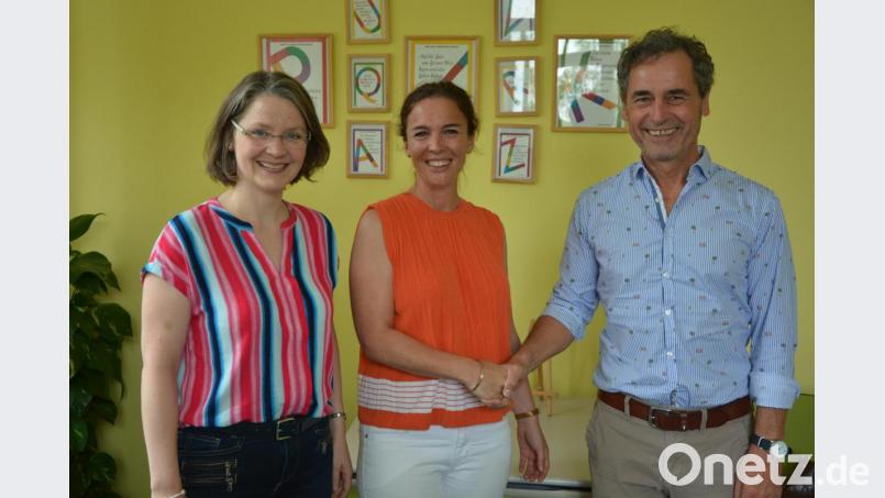 Kerstin Münchmeier (Mitte) ist neue Konrektorin an der Markgraf-Diepold-Grundschule Waldsassen. Glückwünsche dazu gab es vom Fachlichen Leiter Rudolf Kunz und Schulrätin Martina Puff. Bild: jr