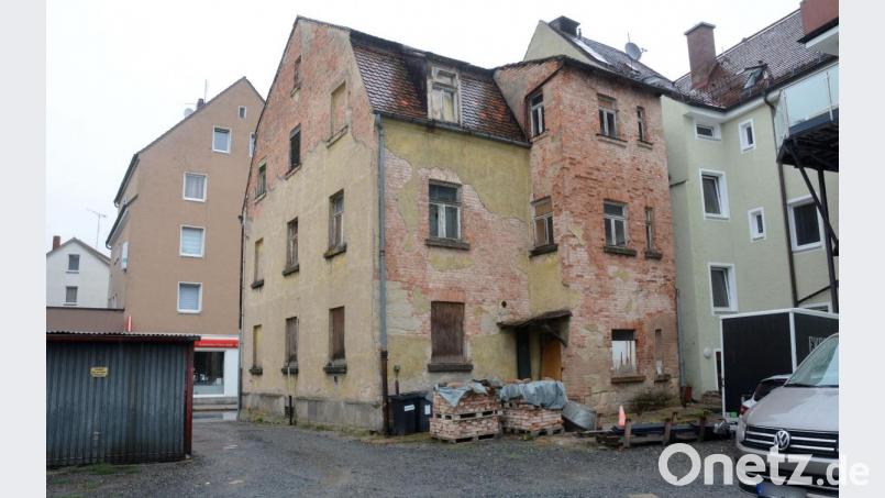 Seit über 30 Jahren ist das „Hammer-Haus“, Frauenrichter Straße 21, unbewohnt und inzwischen wohl auch unbewohnbar. Die Stadt, die das Gebäude Mitte der 80er Jahre erwarb, um es für die Verbreiterung der Frauenrichter Straße abzureißen, hat nie investiert. Nun steht das Haus zum Verkauf. Bild: Gabi Schönberger