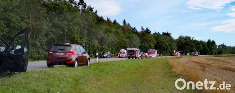 Kurz vor Katzdorf (Kreis Schwandorf) ereignete sich auf der ehemaligen B 15 ein schwerer Unfall. Ein Rettungshubschrauber flog an. Bild: td