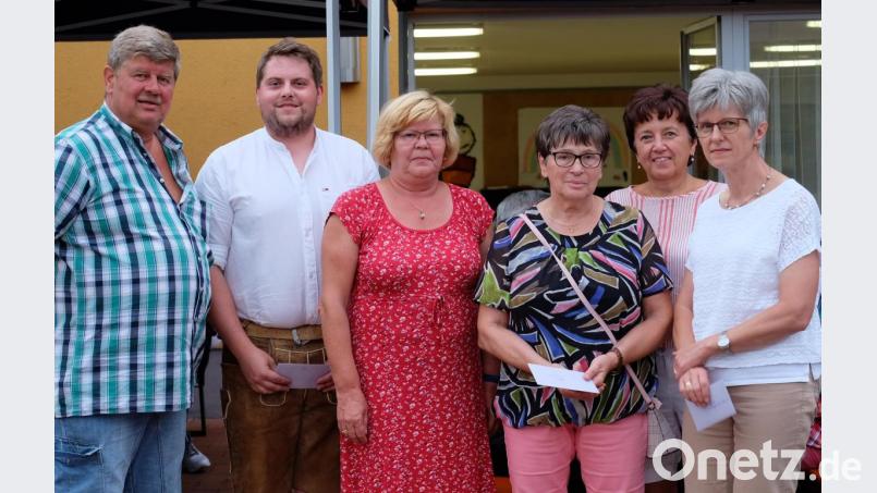 Bürgermeister und CSU-Vorsitzender Martin Schregelmann freut es, dass durch die Aktivitäten der Frauen-Union mit Renate Müller (Dritte von links) Gelder an Fabian Weitensteiner (Zweiter von links) für die Feuerwehr sowie Lina Eggmaier (Dritte von rechts) für die katholische und Astrid Spitzkopf (rechts) übergeben werden konnten. Bild: wlr