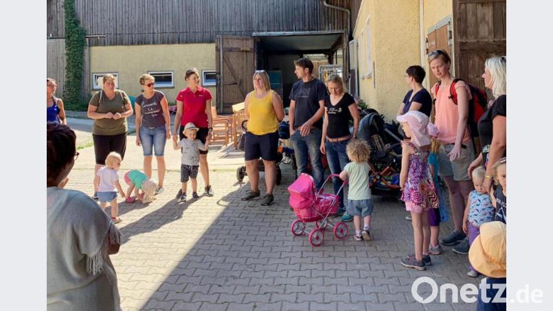 Die Kinderkrippe besuchte den Hof von Andreas und Marianne Stock (Sechster und Siebte von links). Mit auf dem Bild Krippenleiterin Laura Dumler (Fünfte von links, im gelben Hemd). Bild: njn